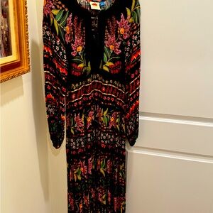 Farm Rio long sleeve maxi dress. Flowy & flattering. Black floral. Tie neck.
